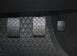 Co to znaczy akcelerator?