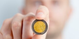 Czy warto wymienić dolary na złotówki?